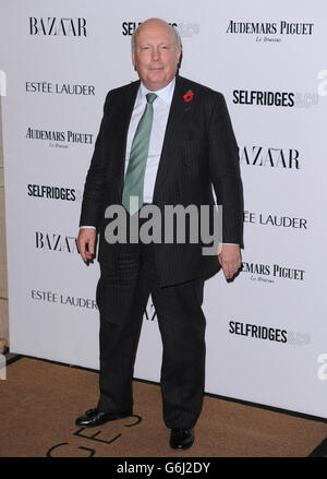 Julian Fellowes bei der Ankunft bei den Harper's Bazaar Women of the Year Awards im Claridge's Hotel, London. Stockfoto