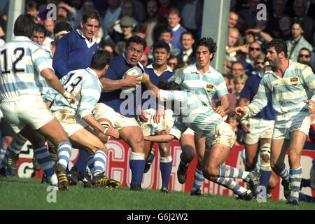 Rugby-Weltmeisterschaft - Argentinien / Westsamoa - Pontypridd. Peter Fatialofa, Kapitän von West-Samoa, behält den Ball fest im Griff, während argentinische Spieler ihn umgeben. Stockfoto