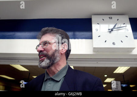 Sinn Fein-Präsident Gerry Adams spricht im Westwood Shopping Center in West Belfast, Nordirland, mit den Medien. Adams sagte, er habe die Hoffnung auf eine Einigung in letzter Minute zur Wiederherstellung der Dezentralisierung in Nordirland nicht aufgegeben. * vor einem entscheidenden Treffen mit dem unionistischen Führer der Ulster, David Trimble, sagte Herr Adams heute Abend, dass die Wahlen zur nordirischen Versammlung Schieß los. müssen, ob es ein Abkommen gibt oder nicht. Stockfoto