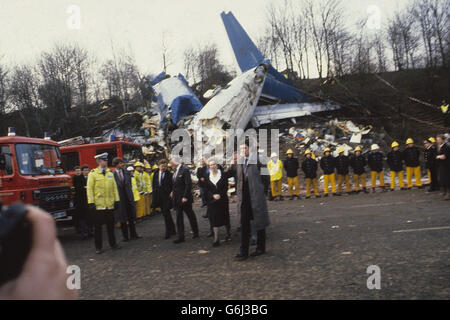 Premierministerin Margaret Thatcher besucht das Wrack der Boeing 737, die im Hintergrund in einen Damm stürzte. Stockfoto