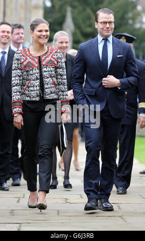 Kronprinzessin Victoria und Prinz Daniel von Schweden werden von schwedischen Studenten begrüßt, die an der Universität Cambridge studieren, als sie im Senatshaus der Stadt ankommen. Stockfoto