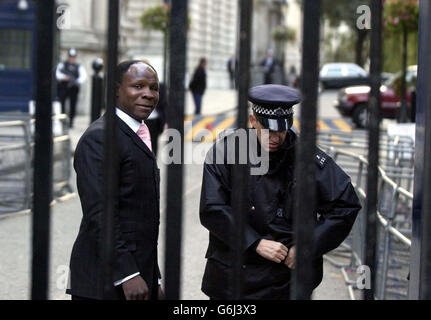 Chris Eubank wurde vor der Downing Street im Zentrum Londons verhaftet. Stockfoto