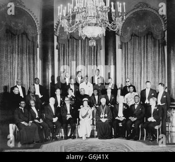 Die Queen (Mitte) und Prinz Philip veranstalteten eine Dinner-Party für die Commonwealth-Premierminister, die an einer Konferenz im Buckingham Palace in London teilnahmen. (Erste Reihe, l-r) Sir Dawda Jawara (Gambia), Dr. Hastings Banda (Malawi), Harold Wilson, Tunku Abdul Rahman (Malaysia), Erzbischof Makarios III (Zypern), Keith Holyoake (Neuseeland), Siaka Stevens (Sierra Leone) und John Gorton (Australien). (Zweite Reihe, l-r) Zakir Hussain (Pakistan), Chief Jeremiah Obafemi Awolowo (Nigeria), Dr. Borg Olivier (Malta), Frau Indira Gandhi (Indien), Dudley Senanayake (Ceylon), Dr. Milton Obote (Uganda), Pierre Trudeau Stockfoto