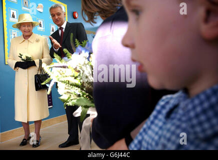 Die britische Königin Elizabeth II besucht die Keys Meadow Primary School, eine neue Grundschule für mehr als 400 Schüler in Enfield Lock, mit Schulleiter Lawrence Price. * während des Besuchs im Londoner Stadtteil Enfield enthüllten die Queen und der Herzog von Edinburgh eine Gedenktafel am Town Market, die an die langen Handelsverbindungen der Region erinnert. Enfield erhielt 700 seine erste Marktcharta vor 1303 Jahren, und 1632 schufen die Gemeindebehörden einen zentralen Marktplatz. Das königliche Paar nahm an einem Rundgang Teil und traf Anwohner, bevor es eine neue Kreditgenossenschaft in der Einkaufspassage eröffnete. Stockfoto