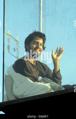 Der Zauberer David Blaine winkt am 39. Tag seines 44-tägigen Hungergeldes in seiner Plexiglas-Box Tower Bridge, London. Stockfoto