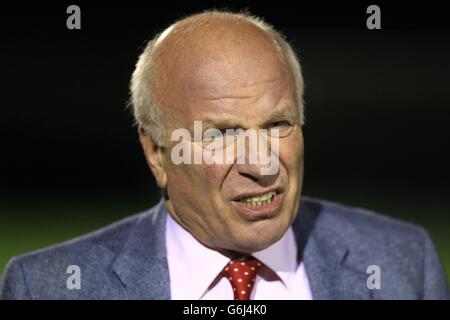 Greg Dyke, Vorsitzender der Football Association, während der Eröffnung des neuen Fußballzentrums im Hauptsitz des Vereins Gloucestershire im Oaklands Park in Almondsbury. Stockfoto