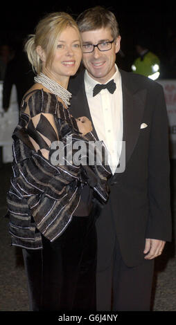 KEINE VERKAUFSFÖRDERUNG. Lady Helen Taylor und ihr Mann Tim kommen zur Charity-Veranstaltung „Fashion Rocks for the Prince's Trust“ in der Royal Albert Hall an. Stockfoto