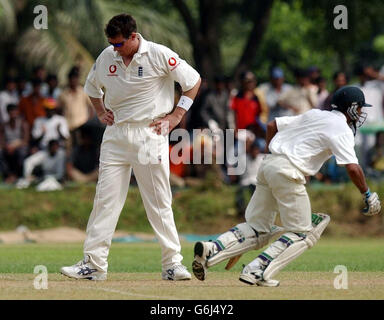 England Spin Bowler Ashley Giles zeigt Frustration als die Bangladesh EIN Seitenhaufen auf Läufen während eines Spiels gegen die Touring-Seite, am Bangladesh Institute of Sport in Dhaka. Stockfoto