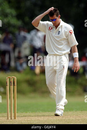 England Spin Bowler Ashley Giles zeigt Frustration als die Bangladesch EIN Seitenhaufen auf Läufen, am Bangladesh Institute of Sport in Dhaka. Stockfoto