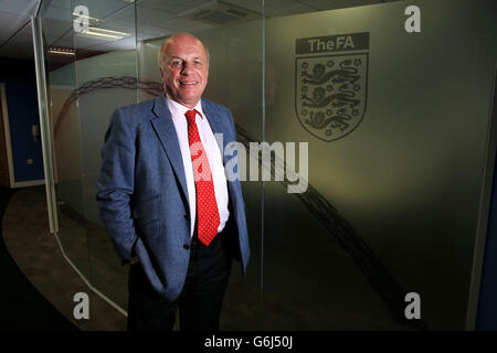 Greg Dyke, Vorsitzender der Football Association, während der Eröffnung des neuen Fußballzentrums im Hauptsitz des Vereins Gloucestershire im Oaklands Park in Almondsbury. DRÜCKEN Sie VERBANDSFOTO. Bilddatum: Freitag, 8. November 2013. Bildnachweis sollte lauten: Nick Potts/PA Wire Stockfoto