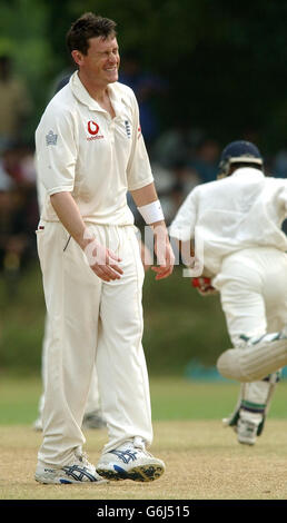 Der englische Spin-Bowler Ashley Giles zeigt seine Frustration, als der Bangladesh EIN Seitenhaufen auf den Läufen ist, am Bangladesh Institute of Sport in Dhaka. Stockfoto