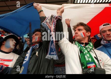 Frankreich gegen Niederlande (Holland) Euro 96 Fußball. Französische Fans Stockfoto