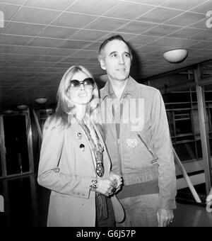 Britt Ekland und Christopher Lee, die Mary Goodnight und Scaramanga im James-Bond-Film The man with the Golden Gun spielen. Sie waren am Flughafen Heathrow, bevor sie nach Bangkok flogen, um mit den Dreharbeiten zu beginnen. Stockfoto