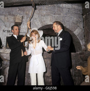 (l-r) Christopher Lee, Uta Levka und Vincent Price nehmen an einer Geburtstagsfeier in der Kammer des Grauens bei Madame Tussauds Teil. Stockfoto