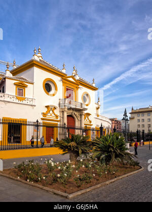 SEVILLA, SPANIEN - 14. MÄRZ 2016: Blick auf die Stierkampfarena Real Maestranza de Caballeria de Sevilla Stockfoto