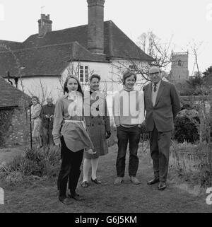 Schatzkanzler Roy Jenkins, der mit seiner Frau Jennifer Jenkins und ihren Kindern Edward, 14, und Cynthia, 17, zu Hause im St. Amand's House, East Hendred, Berkshire, in seinem Garten spazierend. Stockfoto