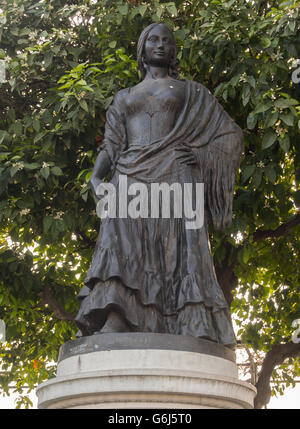 SEVILLA, SPANIEN - 14. MÄRZ 2016: Statue von Carmen aus der Oper, die in Sevilla stattfand Stockfoto