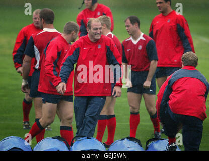 Der englische Lawrence Dallaglio teilt einen Witz mit Matt Dawson (rechts unten) während des Trainings am Scotch College in Melbourne, Australien, vor dem Spiel am Sonntag gegen Samoa am Pool C. KEINE NUTZUNG DES MOBILTELEFONS. INTERNET-SITES VERWENDEN WÄHREND DES SPIELS MÖGLICHERWEISE ALLE FÜNF MINUTEN EIN BILD. Stockfoto