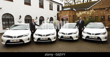 Mitarbeiter bei Toshiba in Chertsey, Surrey mit einigen ihrer neuen Flotte von Toyota Auris Hybrid-Kombi-Autos. DRÜCKEN Sie VERBANDSFOTO. Bilddatum: Montag, 11. November 2013. Von links nach rechts: Jeremy Spencer, Marketing Director, Brian Goddard, Fleet Manager und Jonathan Barber, UK Service Director. Bildnachweis sollte lauten: Chris Ison/PA Wire. Stockfoto