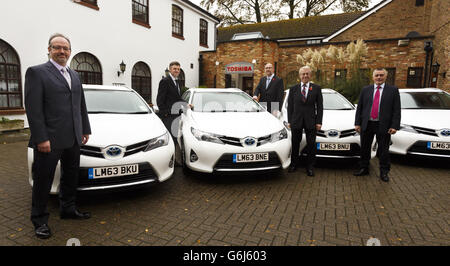 Mitarbeiter von Toshiba in Chertsey, Surrey, mit einem Teil ihrer neuen Flotte von Toyota Auris Hybrid-Kombi-Autos. DRÜCKEN SIE VERBANDSFOTO. Bilddatum: Montag, 11. November 2013. Von links nach rechts: Jon Hunt, Toyota's Marketing Manager, Jeremy Spencer, Toshiba's Marketing Director, Jonathan Barber, UK Service Director, Brian Goddard, Fleet Manager und Neil Glasson von Currie Motors in Twickenham. Bildnachweis sollte lauten: Chris Ison/PA Wire. Stockfoto