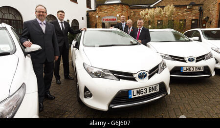 Mitarbeiter von Toshiba in Chertsey, Surrey, mit einem Teil ihrer neuen Flotte von Toyota Auris Hybrid-Kombi-Autos. DRÜCKEN SIE VERBANDSFOTO. Bilddatum: Montag, 11. November 2013. Von links nach rechts: Jon Hunt, Toyota's Marketing Manager, Jeremy Spencer, Toshiba's Marketing Director, Jonathan Barber, UK Service Director, Brian Goddard, Fleet Manager und Neil Glasson von Currie Motors in Twickenham. Bildnachweis sollte lauten: Chris Ison/PA Wire. Stockfoto