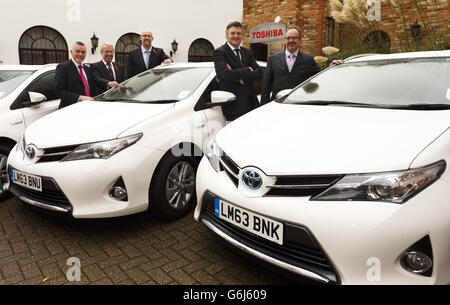 Mitarbeiter von Toshiba in Chertsey, Surrey, mit einem Teil ihrer neuen Flotte von Toyota Auris Hybrid-Kombi-Autos. DRÜCKEN SIE VERBANDSFOTO. Bilddatum: Montag, 11. November 2013. Von links nach rechts: Neil Glasson von Currie Motors in Twickenham, Brian Goddard, Fleet Manager bei Toshiba, Jonathan Barber, UK Service Director, Jeremy Spencer, Toshiba Marketing Director und Jon Hunt, Toyota Marketing Manager. Bildnachweis sollte lauten: Chris Ison/PA Wire. Stockfoto