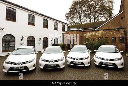 Einige der neuen Toyota Auris Hybrid-Kombi-Fahrzeuge außerhalb von Toshiba in Chertsey, Surrey. DRÜCKEN SIE VERBANDSFOTO. Bilddatum: Montag, 11. November 2013. Bildnachweis sollte lauten: Chris Ison/PA Wire. Stockfoto