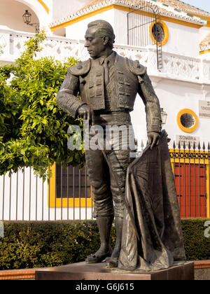 SEVILLA, SPANIEN - 14. MÄRZ 2016: Statue von Matador Pepe Luis Vazquez auf der Stierkampfarena Stockfoto