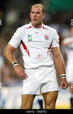 Keine Nutzung des Mobiltelefons. Websites dürfen während des Spiels nur alle fünf Minuten ein Bild verwenden. Englands Lawrence Dallaglio in Aktion beim Sieg Englands über Südafrika im Rugby-Weltmeisterschaft-C-Spiel im Subiaco Oval, Perth, 25-6. Stockfoto