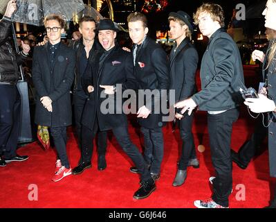 Supergroup McBusted Ankunft für die Weltpremiere der Hunger Games : Catching Fire, am Odeon Leicester Square, London. Stockfoto