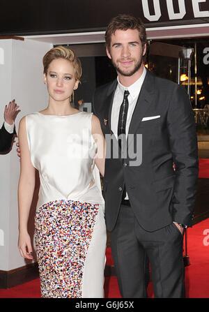 Jennifer Lawrence und Liam Hemsworth kommen zur Weltpremiere der Hungerspiele : Catching Fire, am Odeon Leicester Square, London. Stockfoto