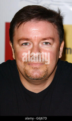 Ricky Gervais während einer Fotoserie, um die DVD und die Videoveröffentlichung der zweiten Serie ihrer Sitcom The Office in Virgin Megastore in der Londoner Oxford Street zu starten. 25/01/04: Ricky Gervais führt den britischen Vorwurf bei den Golden Globe Awards heute Abend an. Jude Law, Dame Helen Mirren, Sir Ben Kingsley und Joely Richardson sind ebenfalls im Rennen. Die glanzvolle Preisverleihung findet in Los Angeles statt und hofft, dass die Briten triumphieren werden. Gervais ist für den besten TV-Comedy-Schauspieler nominiert und The Office ist für die beste Comedy nominiert - die erste nicht-amerikanische Serie, die den Lauf macht. Stockfoto