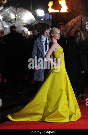 Elizabeth Banks Ankunft für die Weltpremiere der Hunger Games : Catching Fire, am Odeon Leicester Square, London. Stockfoto