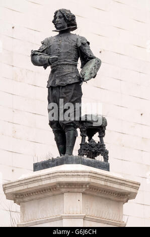 SEVILLA, SPANIEN - 15. MÄRZ 2016: Statue des spanischen Künstlers Diego Velazquez auf der Plaza del Duque de la Victoria Stockfoto