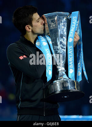 Serbiens Novak Djokovic feiert mit der Trophäe am Tag acht der Barclays ATP World Tour Finals in der O2 Arena, London. Stockfoto