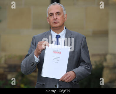 Professor Nick Frost, unabhängiger Vorsitzender des Bradford Safeguarding Children Board, hält während einer Medienbesprechung im Thornbury Center, Bradford, eine Kopie der ernsten Fallbesprechung zum Tod von Hamzah Khan. Stockfoto