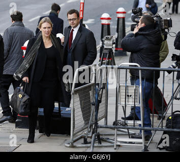 Der frühere News of the World-Redakteur Andy Coulson (Mitte) kommt im Old Bailey an, während der Telefonhacking-Prozess fortgesetzt wird. Stockfoto