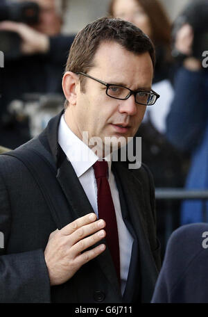 Hacking-Behauptungen über das Telefon. Andy Coulson, ehemaliger Redakteur von News of the World, kommt im Old Bailey an, während das Telefon-Hacking-Verfahren fortgesetzt wird. Stockfoto