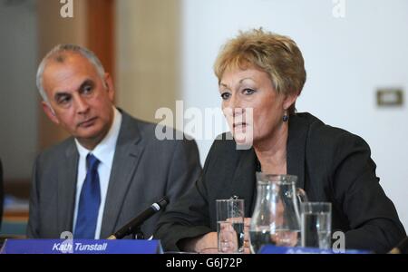 Hamzah Khan ernsthafte Vorgangsüberprüfung Stockfoto