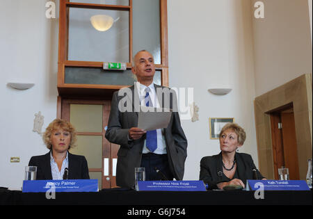 Nancy Palmer, Vorsitzende der Gruppe für die Überprüfung schwerwiegender Fälle (links), Professor Nick Frost, unabhängiger Vorsitzender des Bradford Safeguarding Children Board (Mitte), Kath Tunstall, Der strategische Direktor der Kinderdienste des Bradford Council (rechts) während einer Medienbesprechung zur Veröffentlichung der ernsten Fallbesprechung zum Tod von Hamzah Khan im Thornbury Center, Bradford. Stockfoto