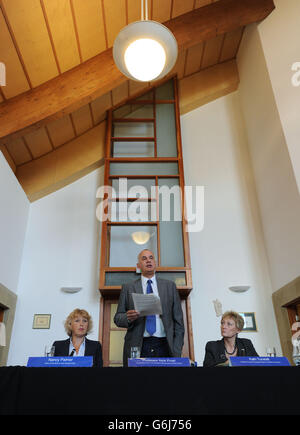 Hamzah Khan ernsthafte Vorgangsüberprüfung Stockfoto