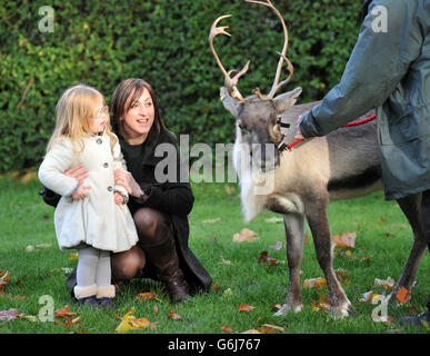 Natalie Cassidy und ihre Tochter Eliza helfen, die Meet Santa Erfahrung im ZSL London Zoo zu starten und helfen, die festliche Saison im Zoo zu beginnen, indem sie die erste ist, die den Weihnachtsmann und seine Rentiere trifft. Stockfoto