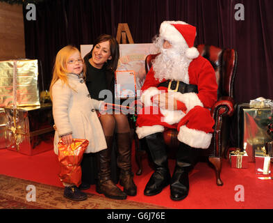 Natalie Cassidy und ihre Tochter Eliza helfen, die Meet Santa Erfahrung im ZSL London Zoo zu starten und helfen, die festliche Saison im Zoo zu beginnen, indem sie die erste ist, die den Weihnachtsmann und seine Rentiere trifft. Stockfoto