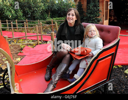 Natalie Cassidy und ihre Tochter Eliza helfen, die Meet Santa Erfahrung im ZSL London Zoo zu starten und helfen, die festliche Saison im Zoo zu beginnen, indem sie die erste ist, die den Weihnachtsmann und seine Rentiere trifft. Stockfoto