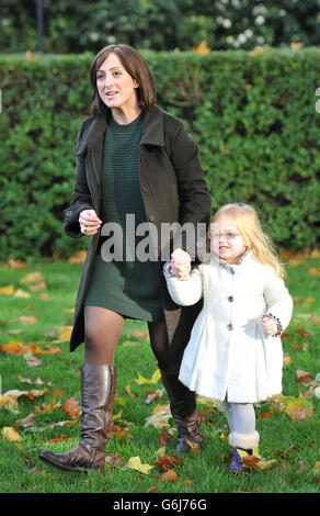 Natalie Cassidy und ihre Tochter Eliza helfen, die Meet Santa Erfahrung im ZSL London Zoo zu starten und helfen, die festliche Saison im Zoo zu beginnen, indem sie die erste ist, die den Weihnachtsmann und seine Rentiere trifft. Stockfoto