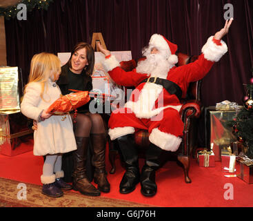 Natalie Cassidy und ihre Tochter Eliza helfen, die Meet Santa Erfahrung im ZSL London Zoo zu starten und helfen, die festliche Saison im Zoo zu beginnen, indem sie die erste ist, die den Weihnachtsmann und seine Rentiere trifft. Stockfoto