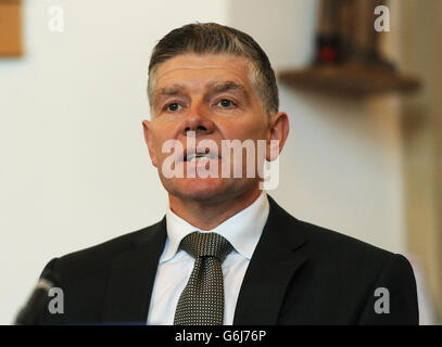 Hamzah Khan ernsthafte Vorgangsüberprüfung Stockfoto