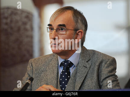 Hamzah Khan ernsthafte Vorgangsüberprüfung Stockfoto