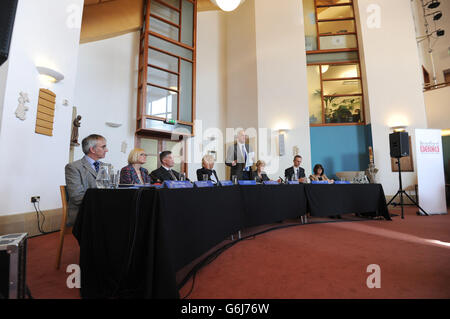 Professor Nick Frost, unabhängiger Vorsitzender des Bradford Safeguarding Children Board (Standing), sprach während einer Medienbesprechung zur Veröffentlichung der ernsthaften Fallbesprechung zum Tod von Hamzah Khan im Thornbury Center, Bradford. Stockfoto