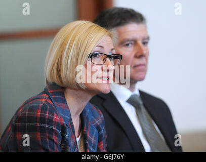 Hamzah Khan ernsthafte Vorgangsüberprüfung Stockfoto